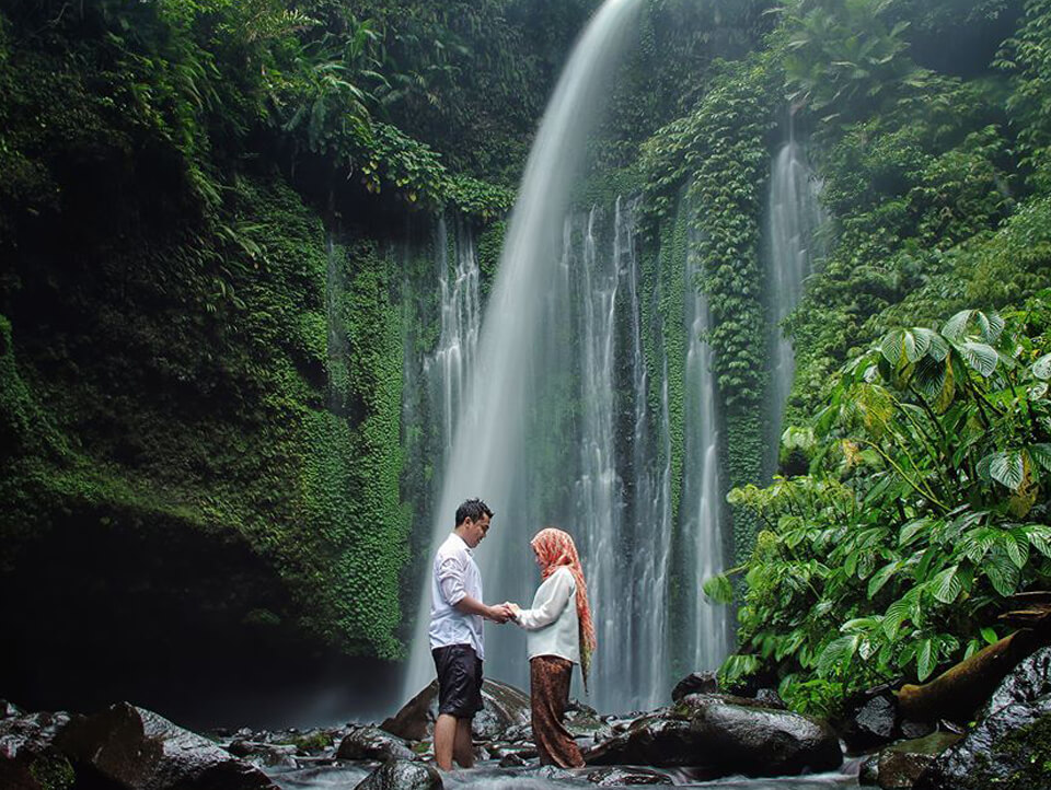 Lombok day tours in north lombok waterfall